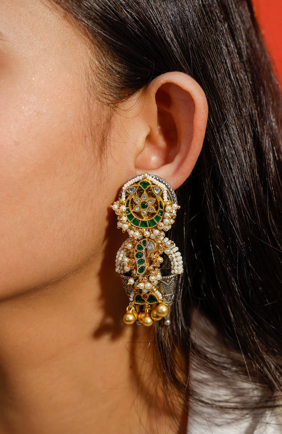 Load image into Gallery viewer, Emerald Kundan Earrings

