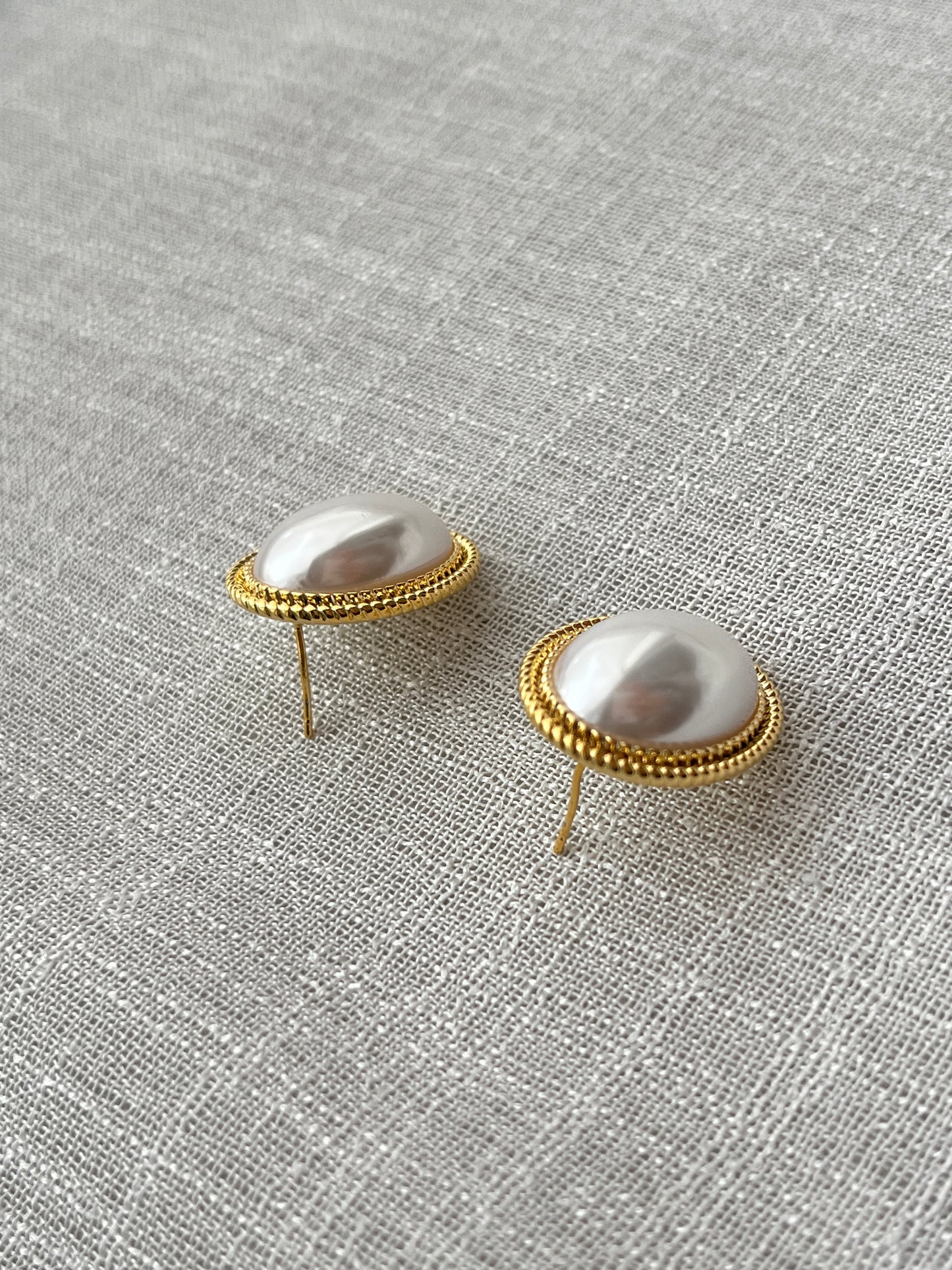 Load image into Gallery viewer, Oval Pearl Studs
