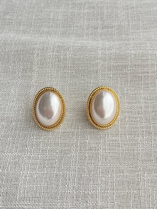 Load image into Gallery viewer, Oval Pearl Studs
