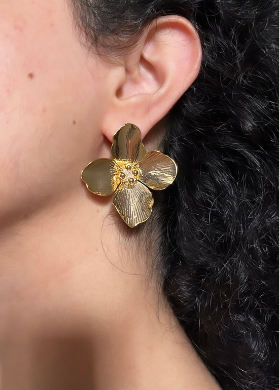 Load image into Gallery viewer, Daisy Flower Drop Earrings
