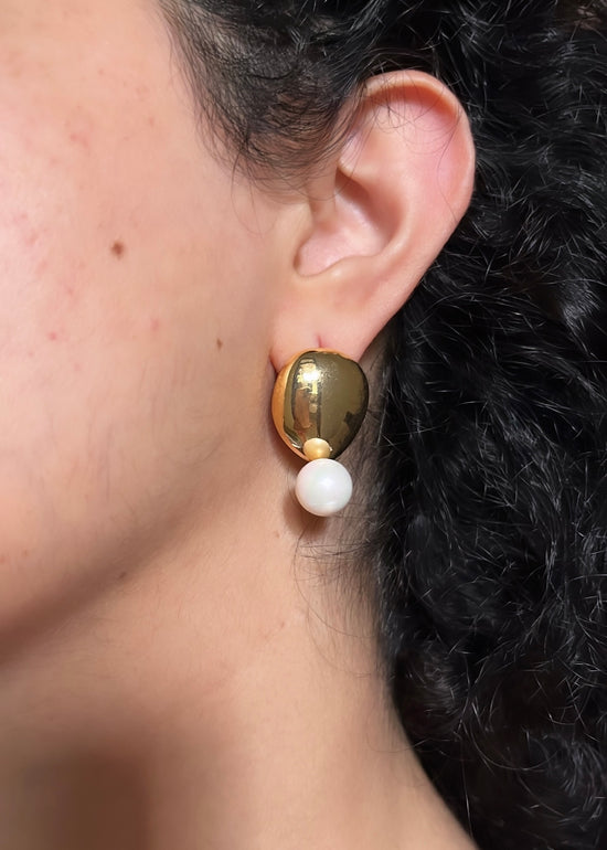 Load image into Gallery viewer, Yolanda Everday Gold Pearl Drop Earrings
