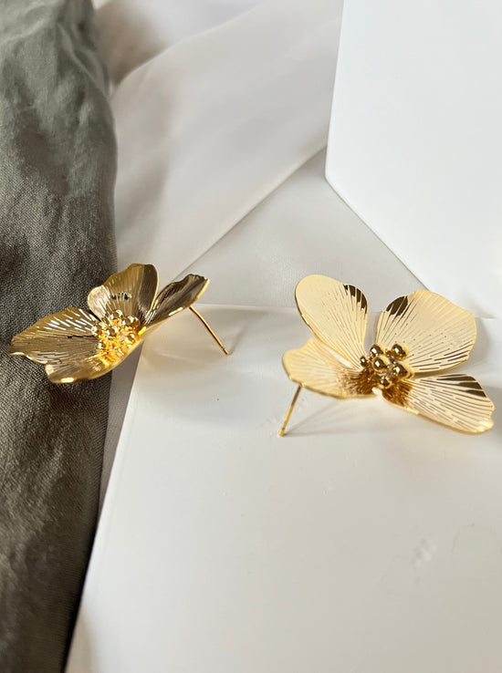 Load image into Gallery viewer, Daisy Flower Drop Earrings

