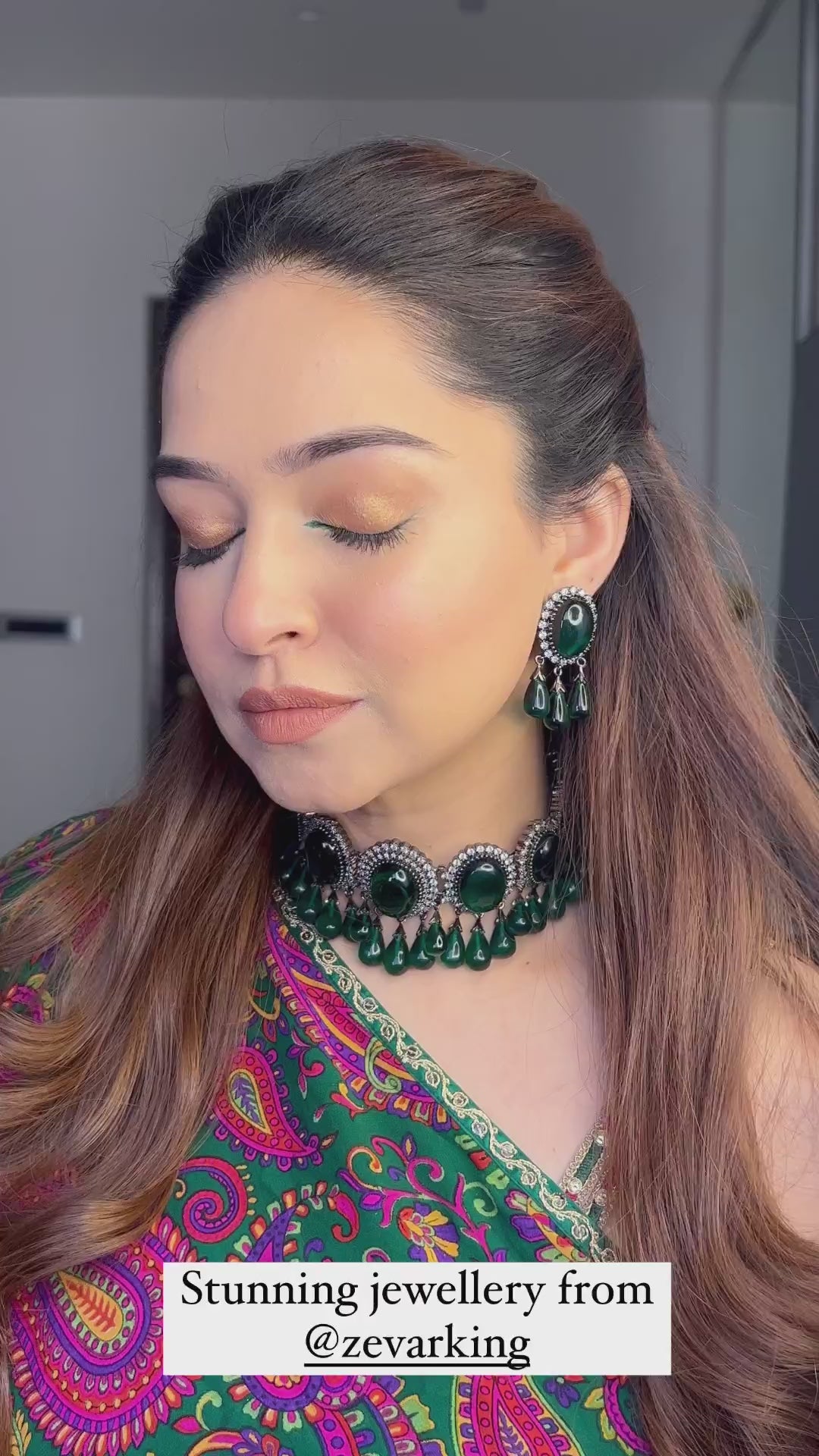 Load and play video in Gallery viewer, Modern maharani emerald green choker set
