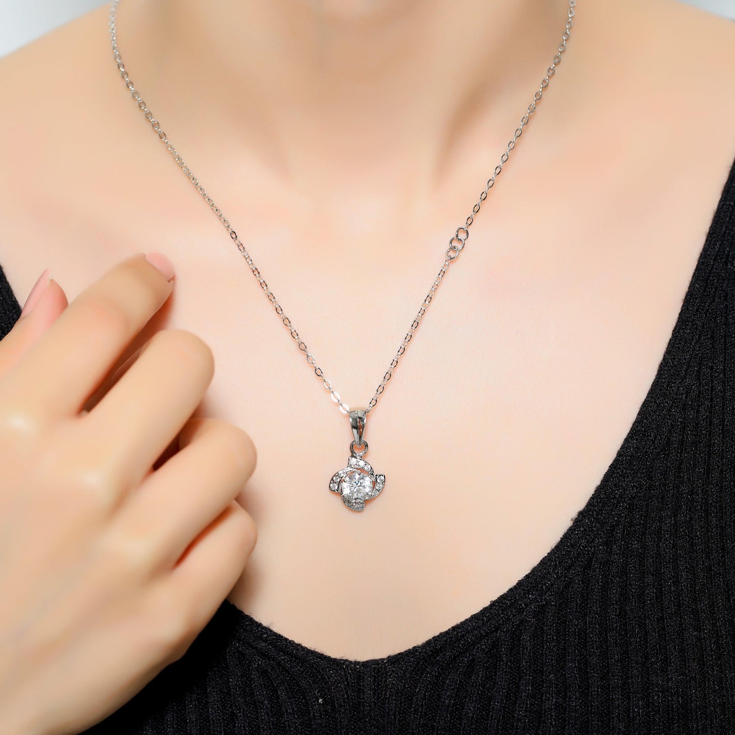 Load image into Gallery viewer, 92.5 Spinning Diamonds Solitaire Pendant - Zevar King

